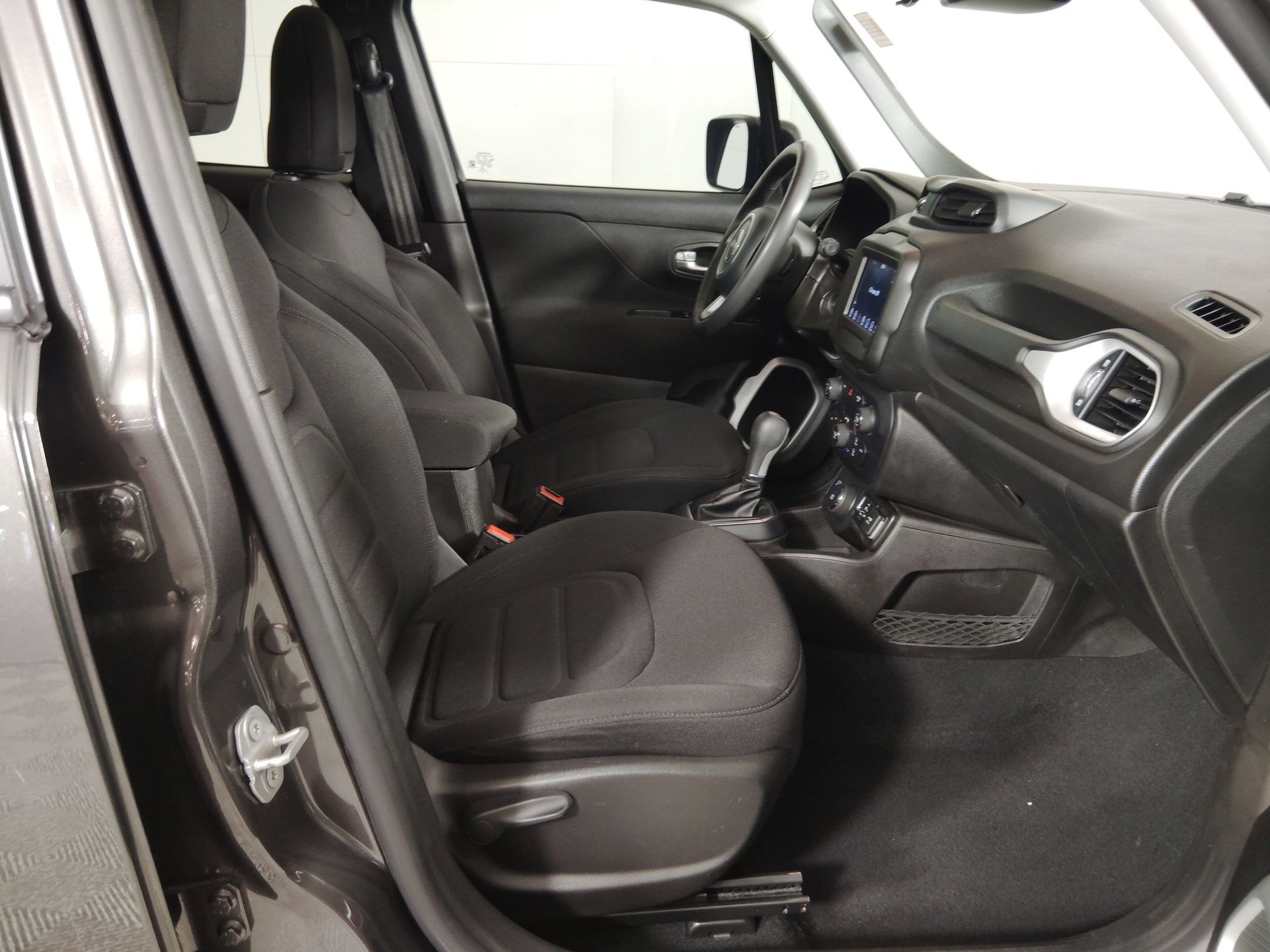 Used 2020 Jeep Renegade Latitude image 28