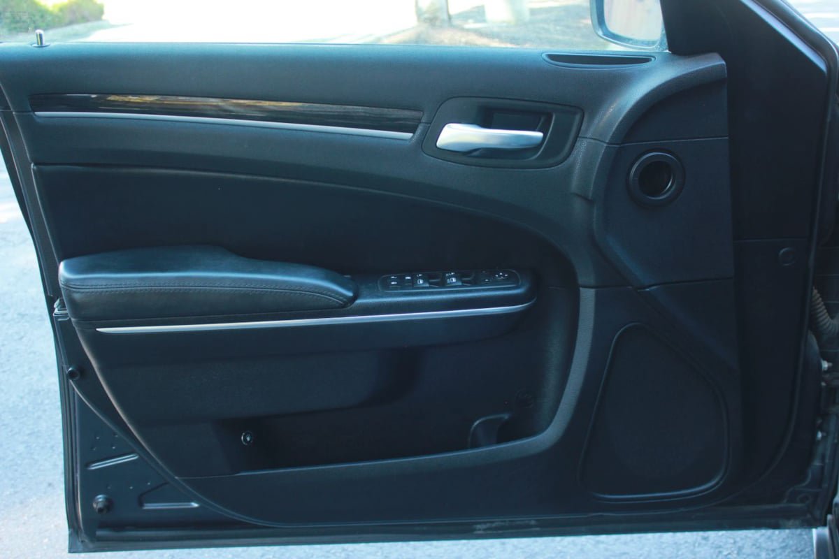 Used 2015 Chrysler 300 Limited RWD image 9