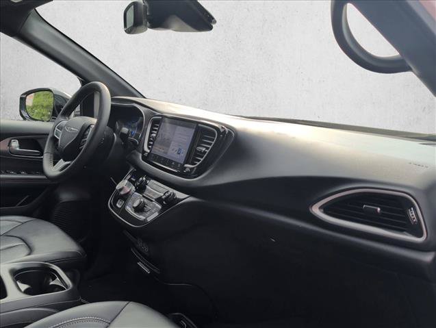 Used 2025 Chrysler Pacifica Select FWD image 30