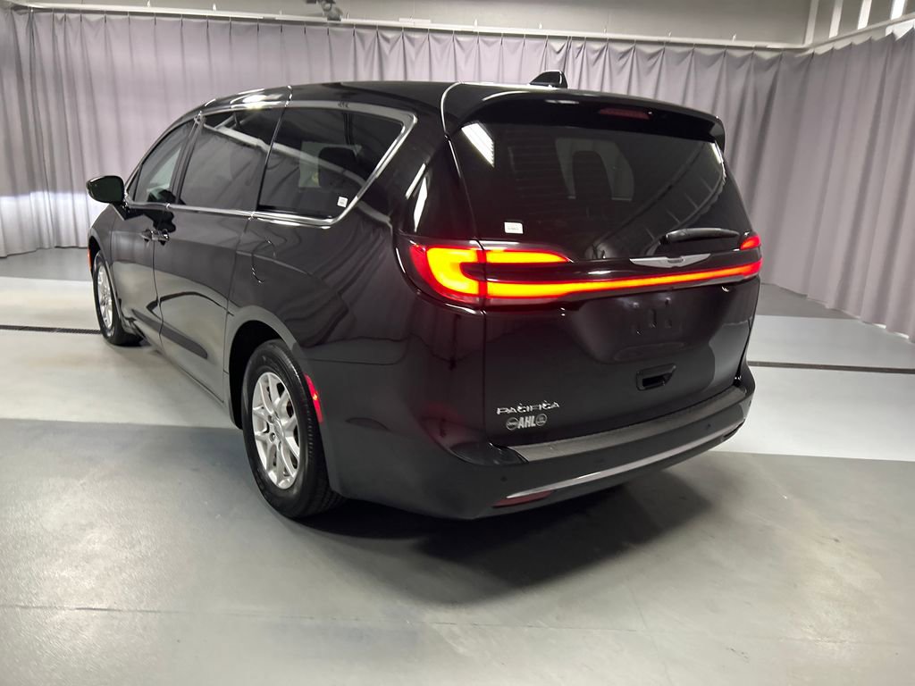 Used 2025 Chrysler Pacifica Select FWD image 5