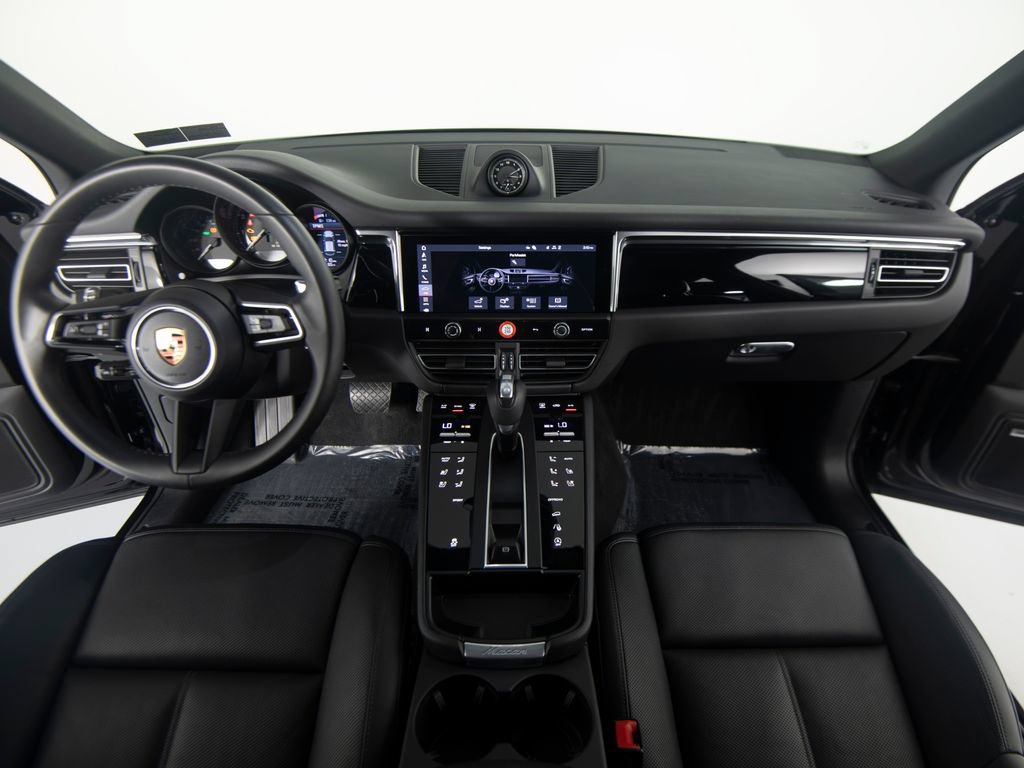 Certified 2026 Porsche Macan AWD/4WD image 32