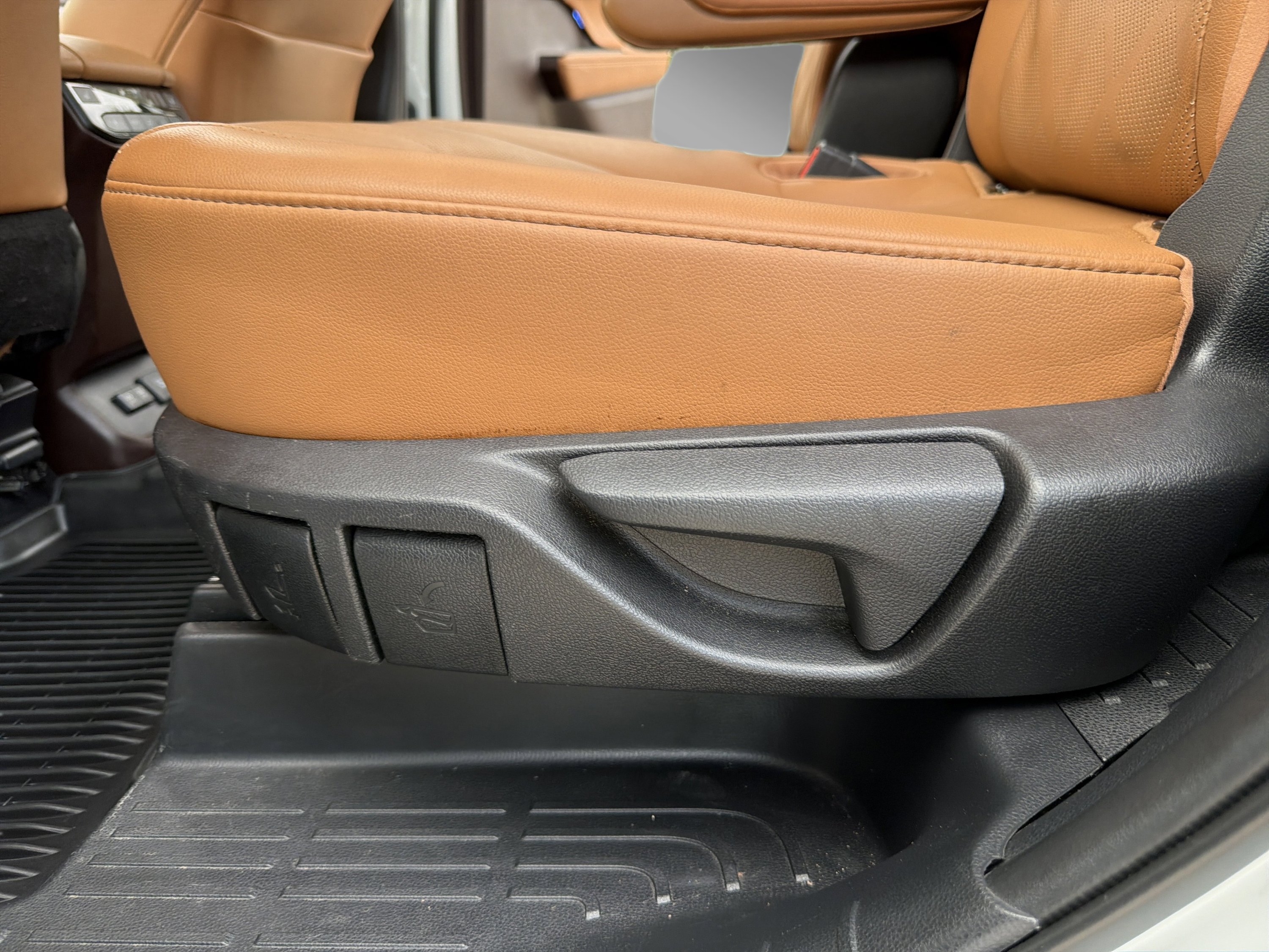 Used 2020 Toyota Highlander Platinum FWD image 27