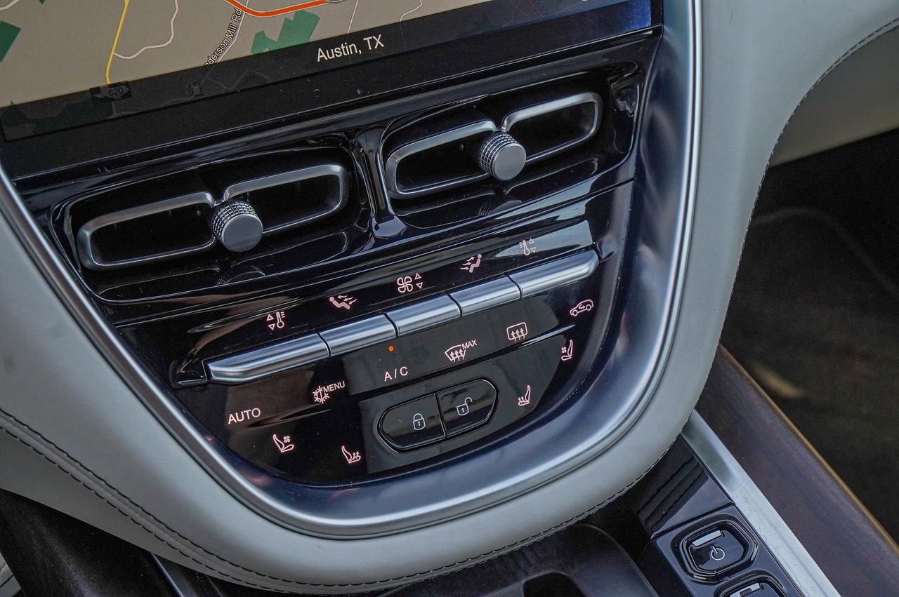 Used 2022 Aston Martin DBX image 30