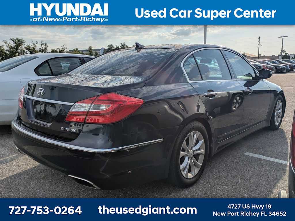 Used 2013 Hyundai Genesis 3.8 RWD image 2