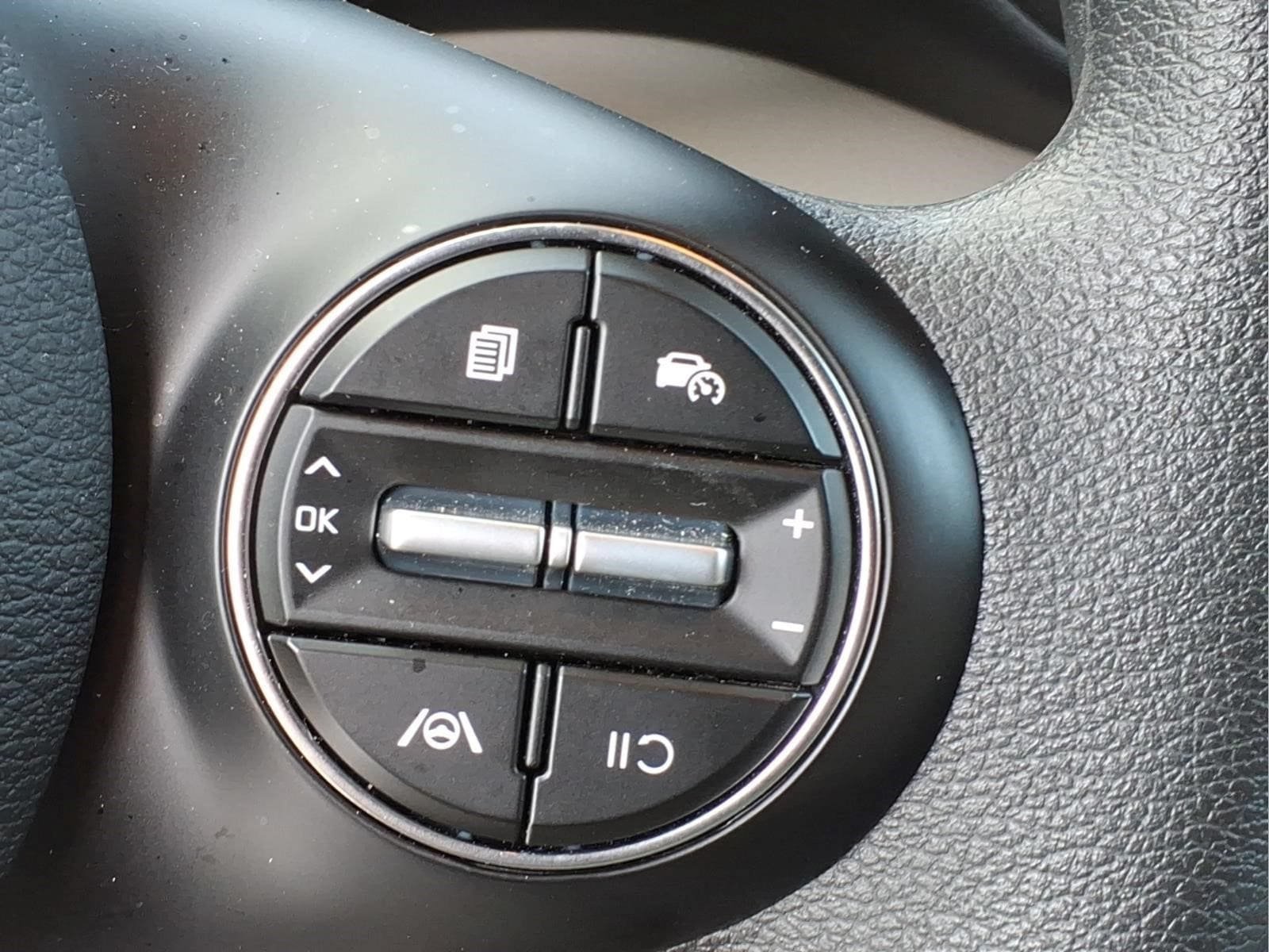 Used 2025 Kia Soul LX w/ LX Technology Package FWD image 25