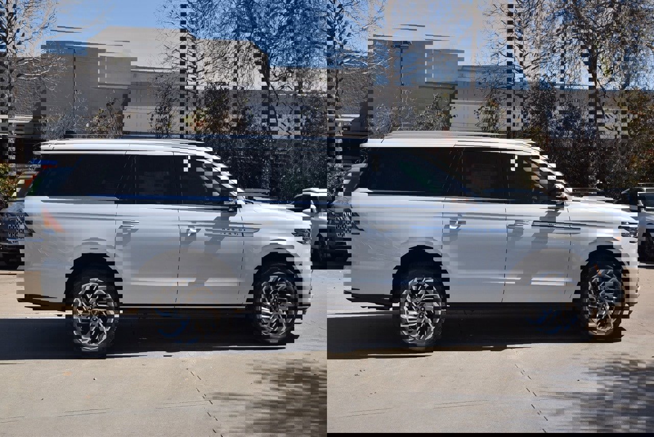 New 2025 Lincoln Navigator L Reserve image 12