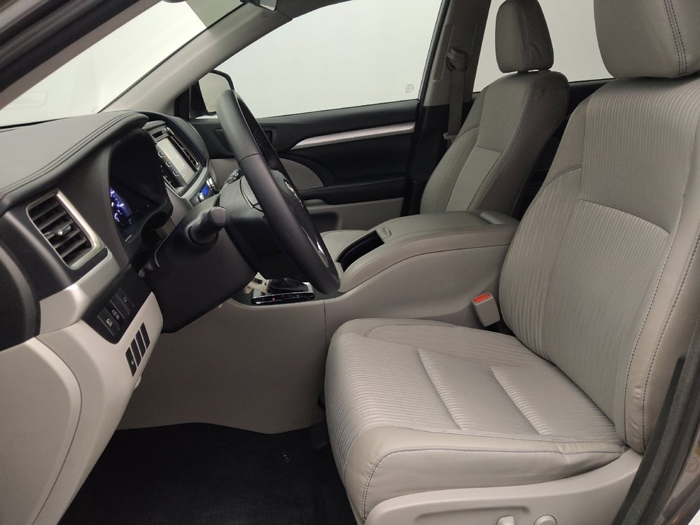 Used 2018 Toyota Highlander Plus FWD image 17