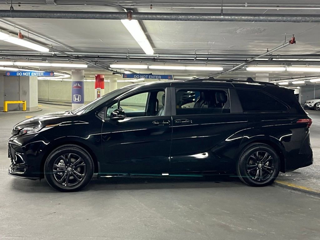 Used 2025 Toyota Sienna XSE image 34