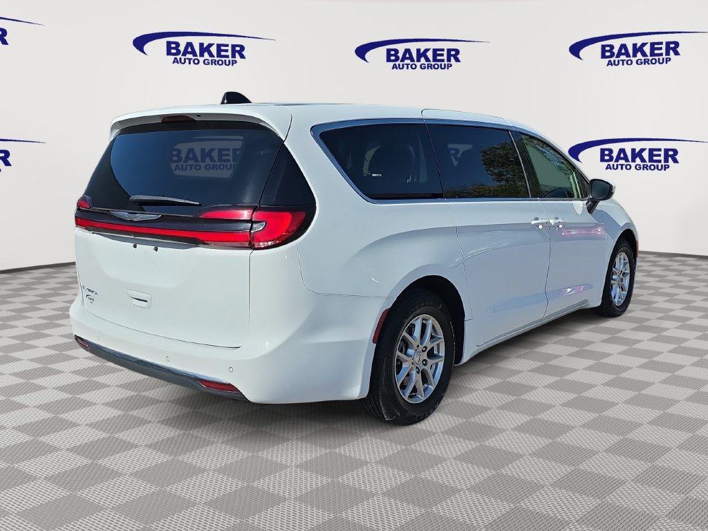 Used 2023 Chrysler Pacifica Touring-L FWD image 6
