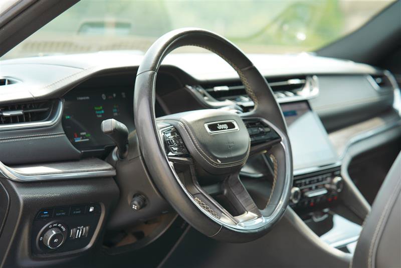 Used 2023 Jeep Grand Cherokee Overland AWD/4WD image 66