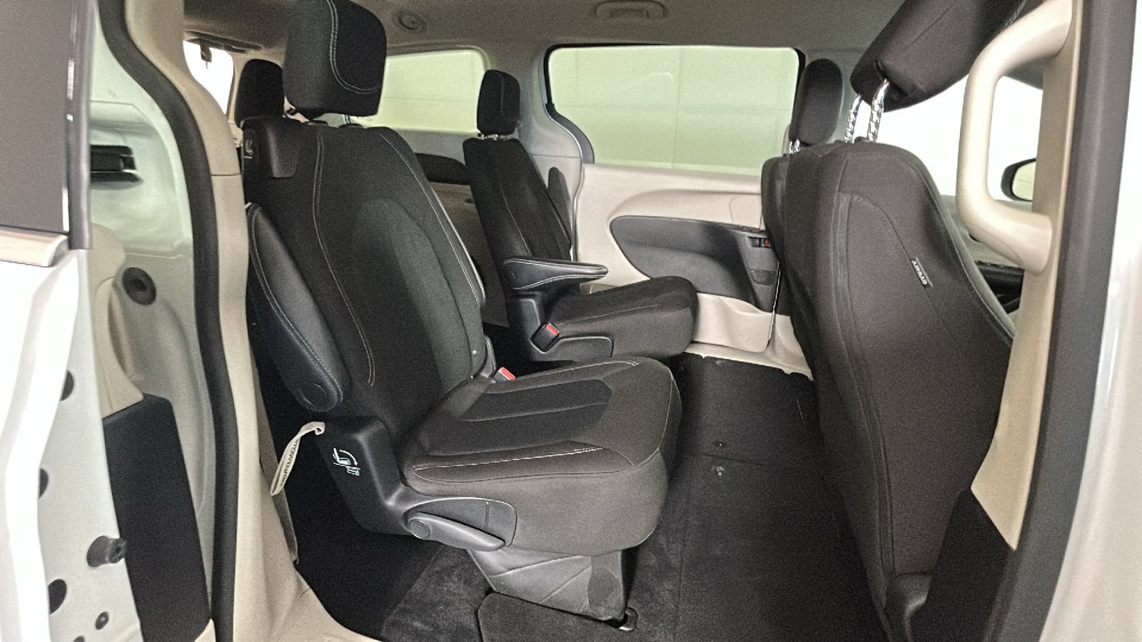 Used 2023 Chrysler Voyager LX FWD image 33