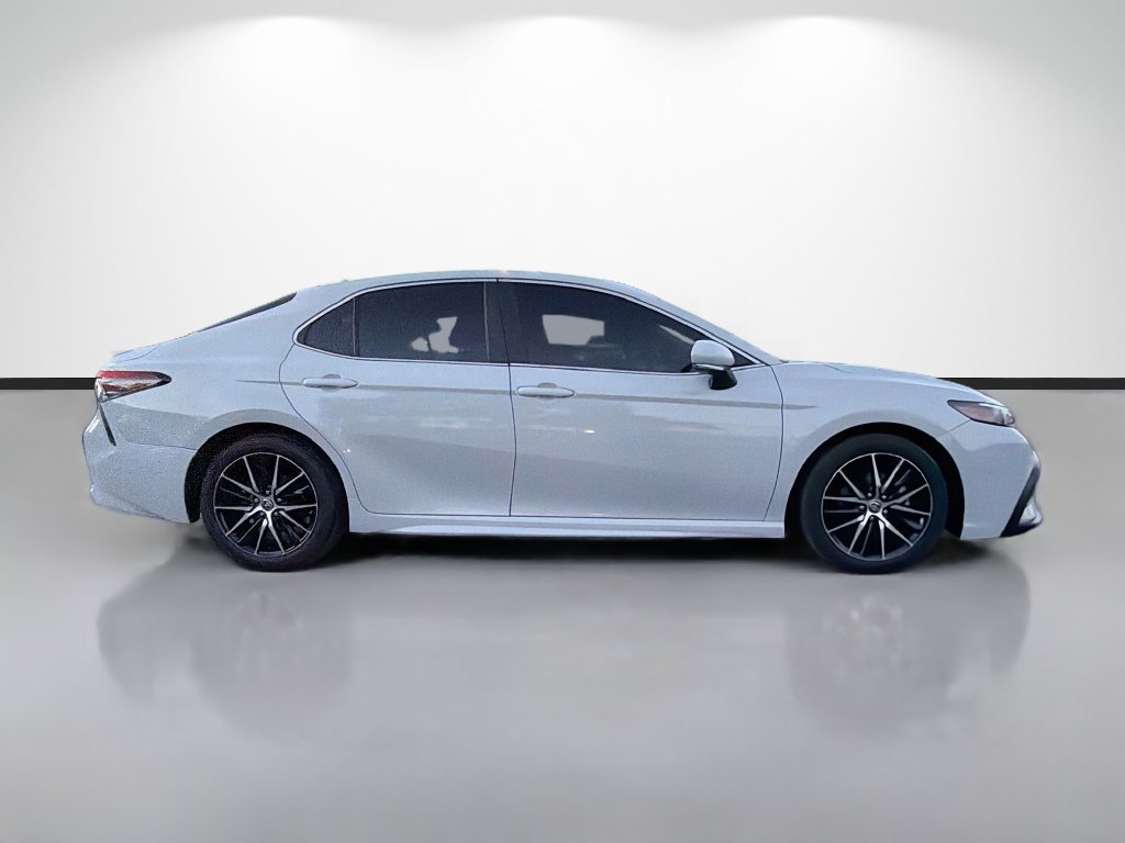 Used 2022 Toyota Camry SE FWD image 2