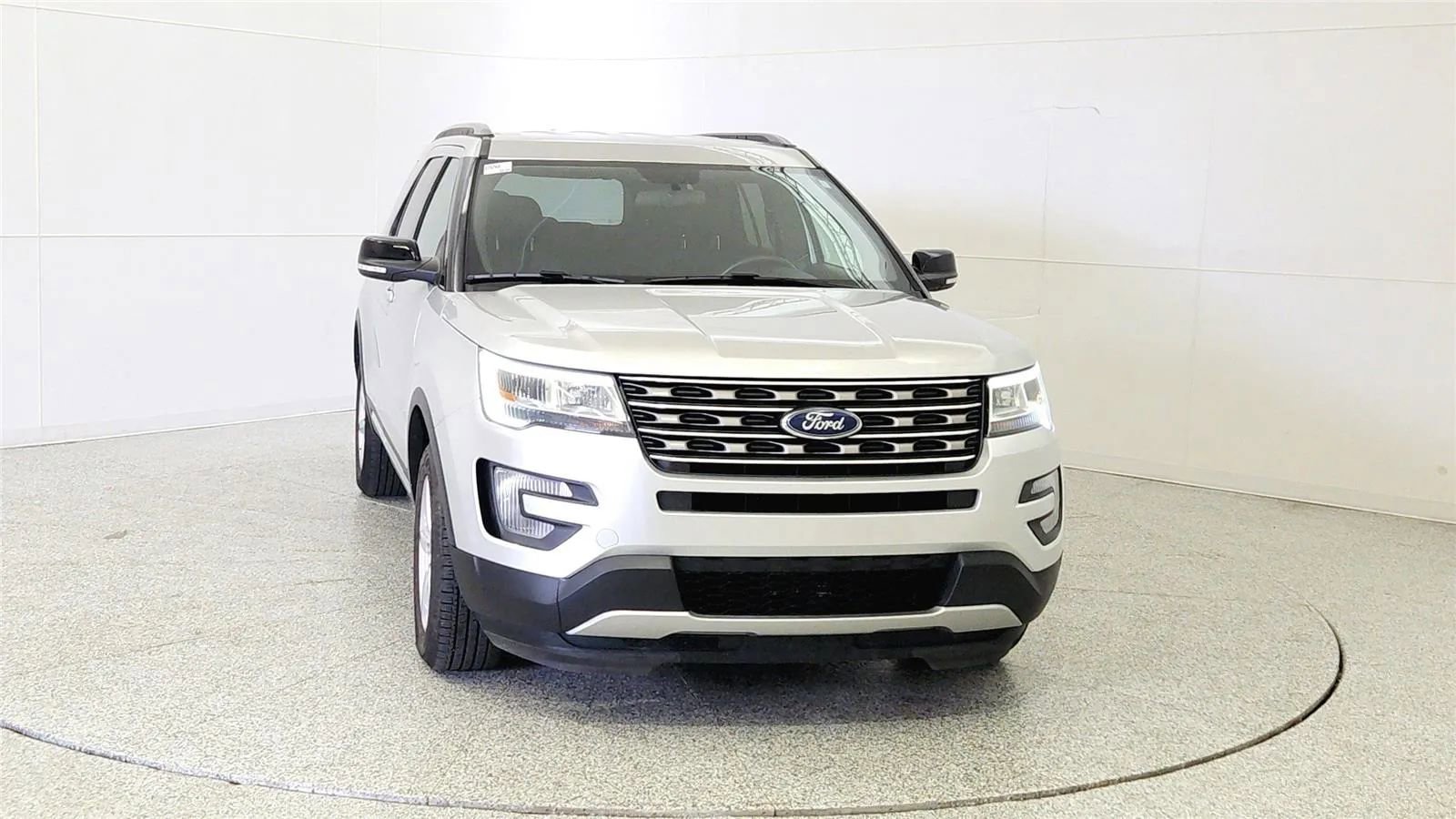 Used 2017 Ford Explorer XLT w/ Class II Trailer Tow Package image 2
