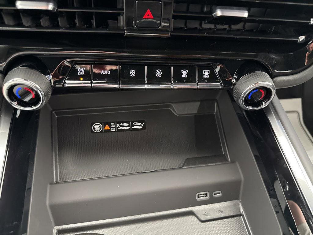 New 2025 Chevrolet Suburban High Country image 39