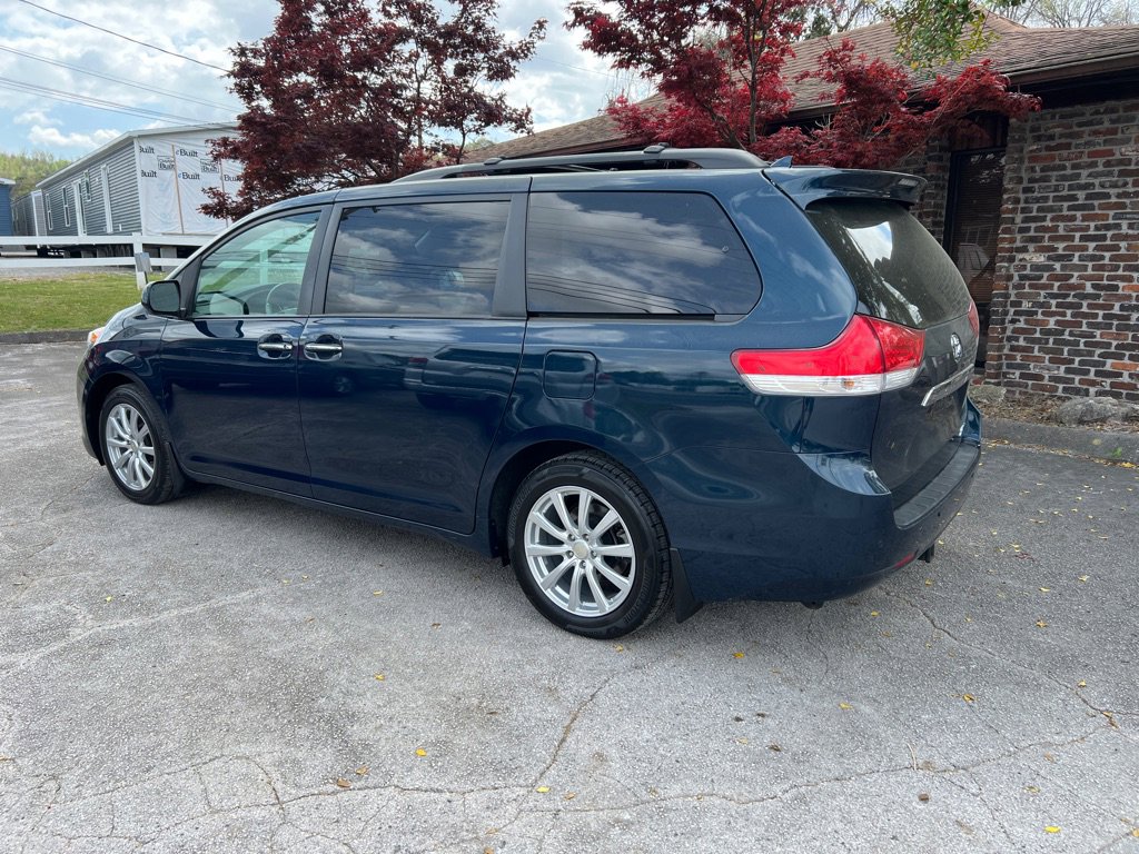 Used 2012 Toyota Sienna Limited w/ Premium Pkg image 2