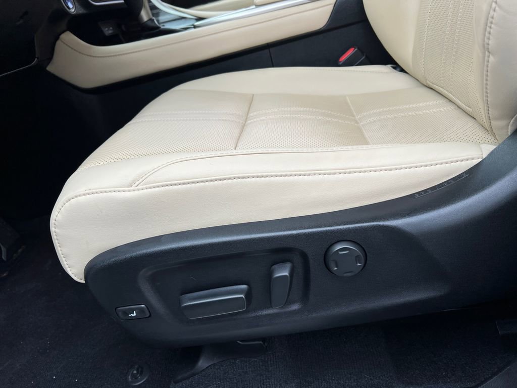 Used 2022 Lexus RX 450hL Luxury image 16