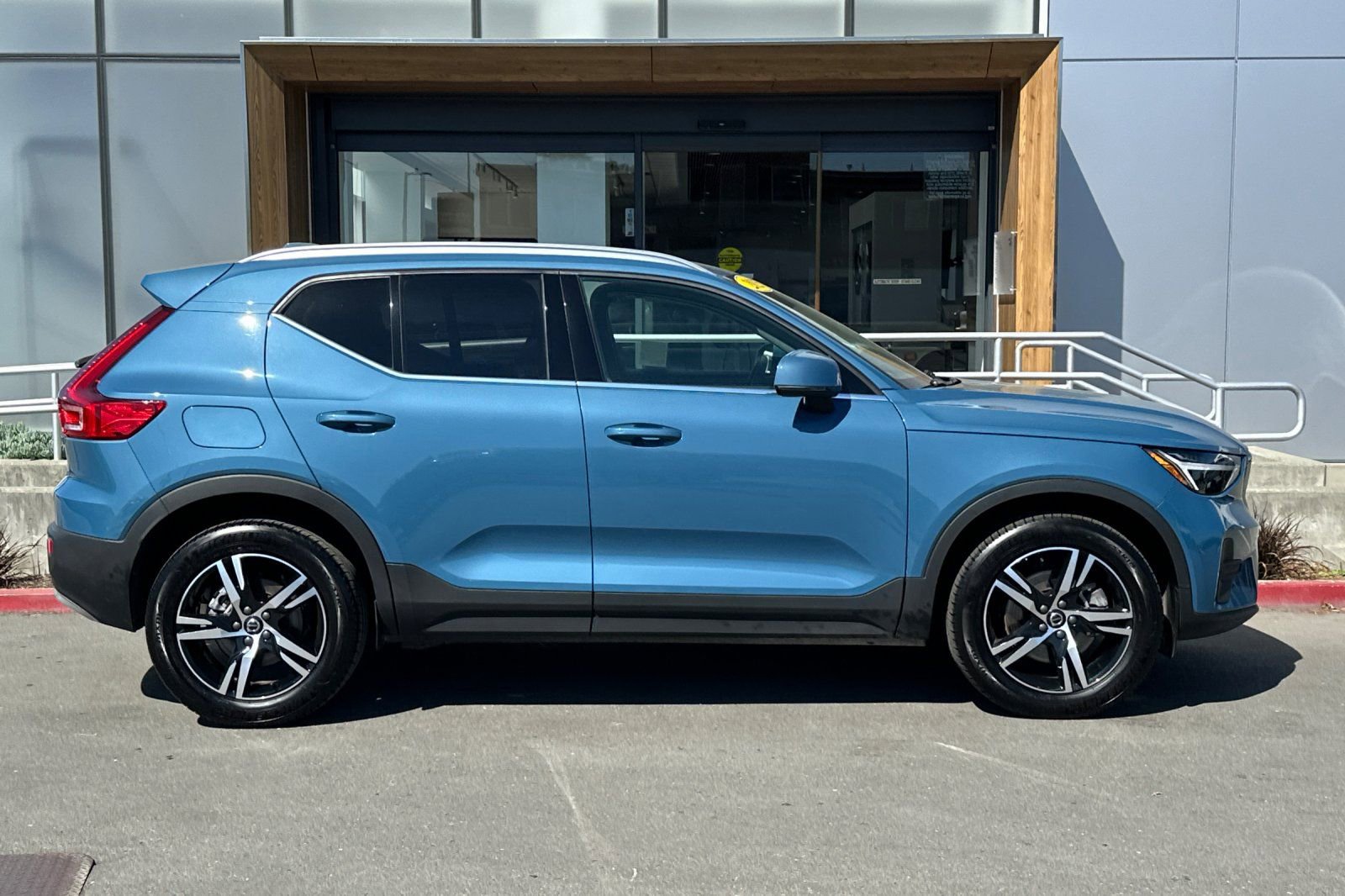Used 2025 Volvo XC40 B5 Core AWD/4WD image 9
