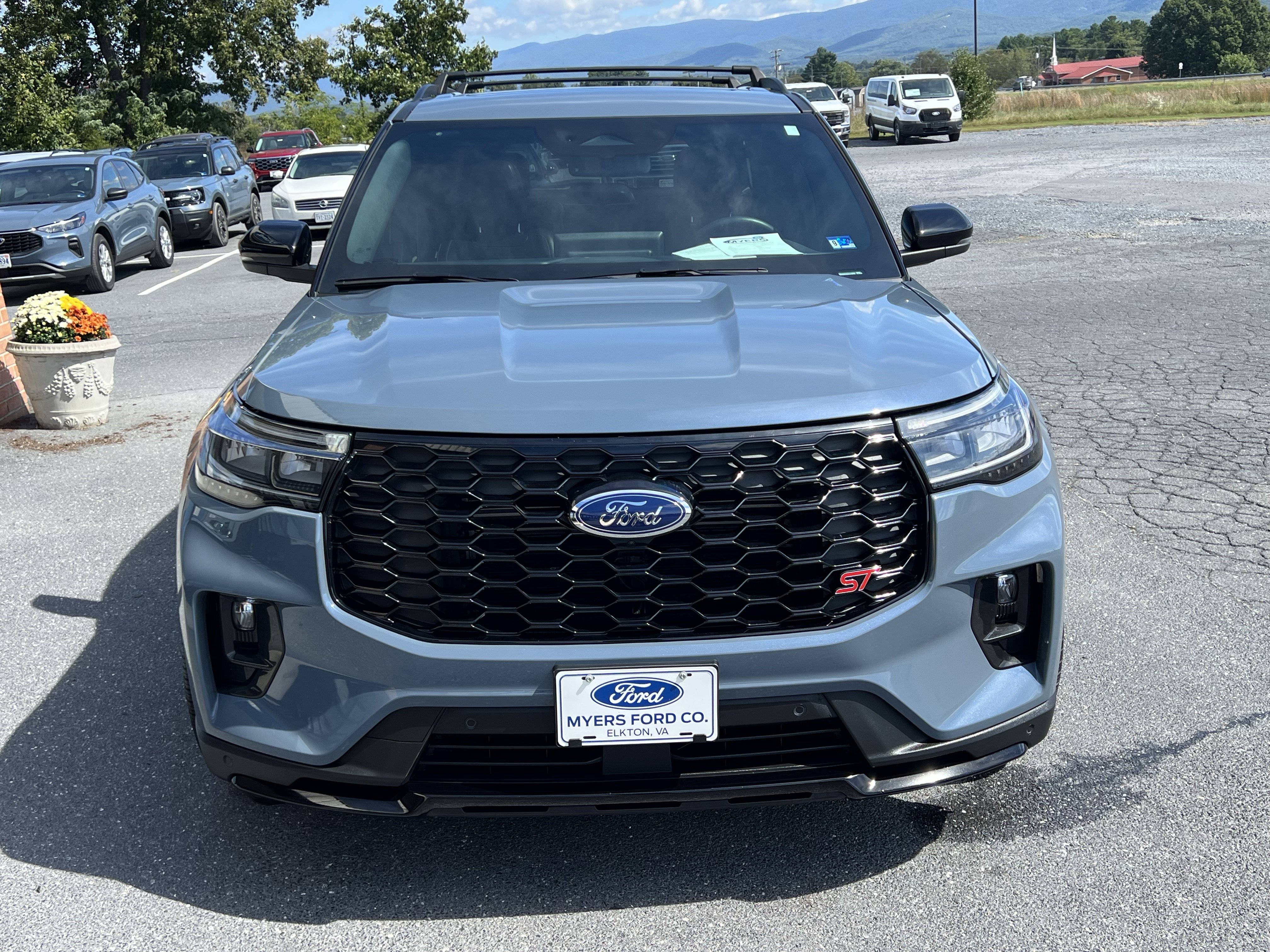 Used 2025 Ford Explorer ST AWD/4WD image 4