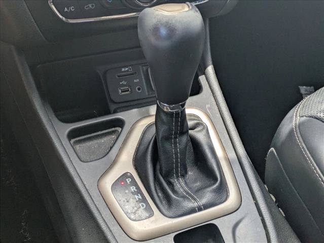 Used 2015 Jeep Cherokee Limited w/ Luxury Group FWD image 13