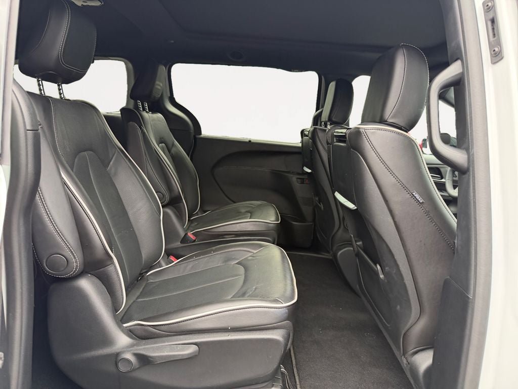 Used 2023 Chrysler Pacifica Limited w/ Uconnect Theater Family Group FWD image 23