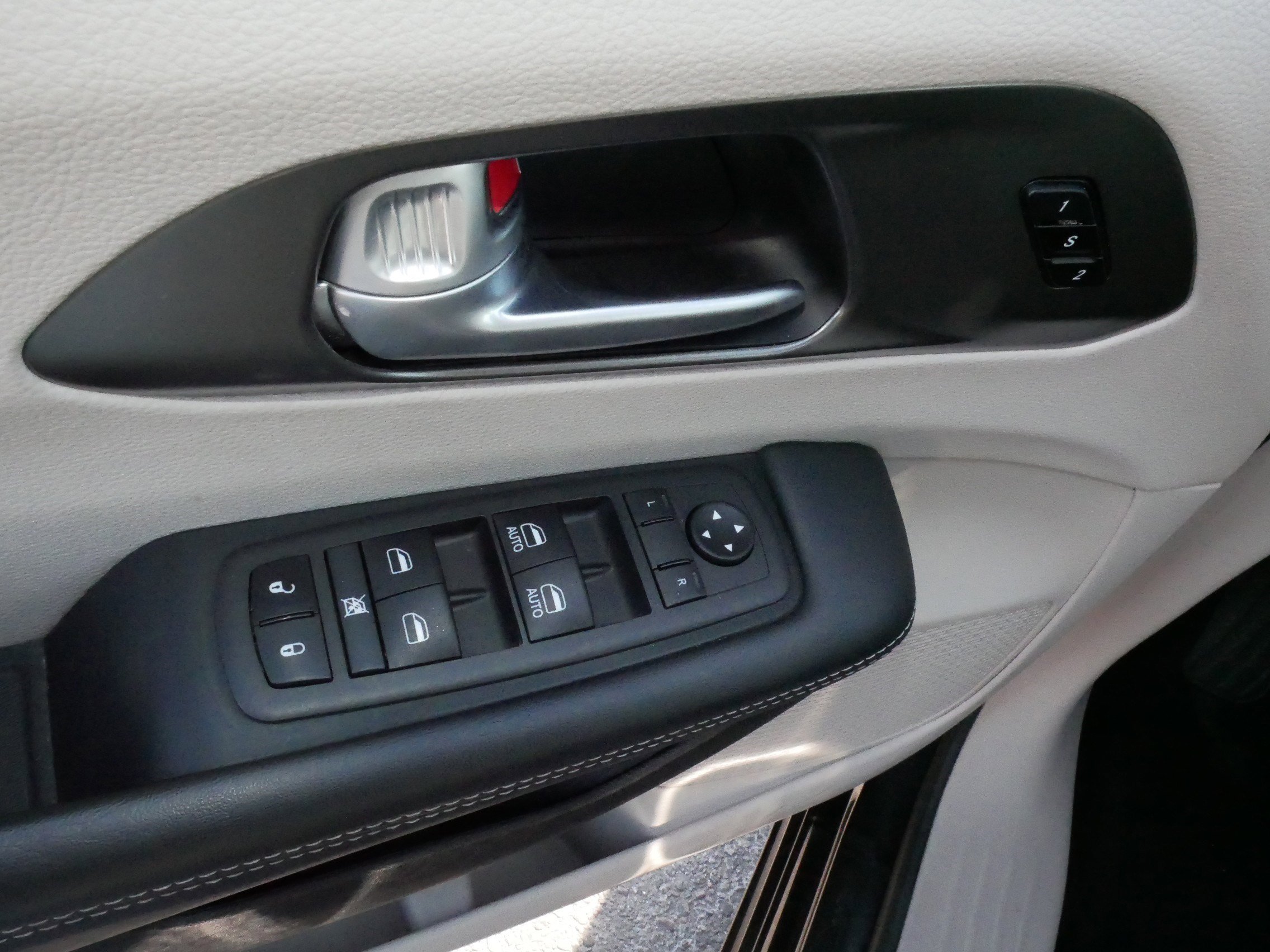 Used 2024 Chrysler Pacifica Touring-L image 19