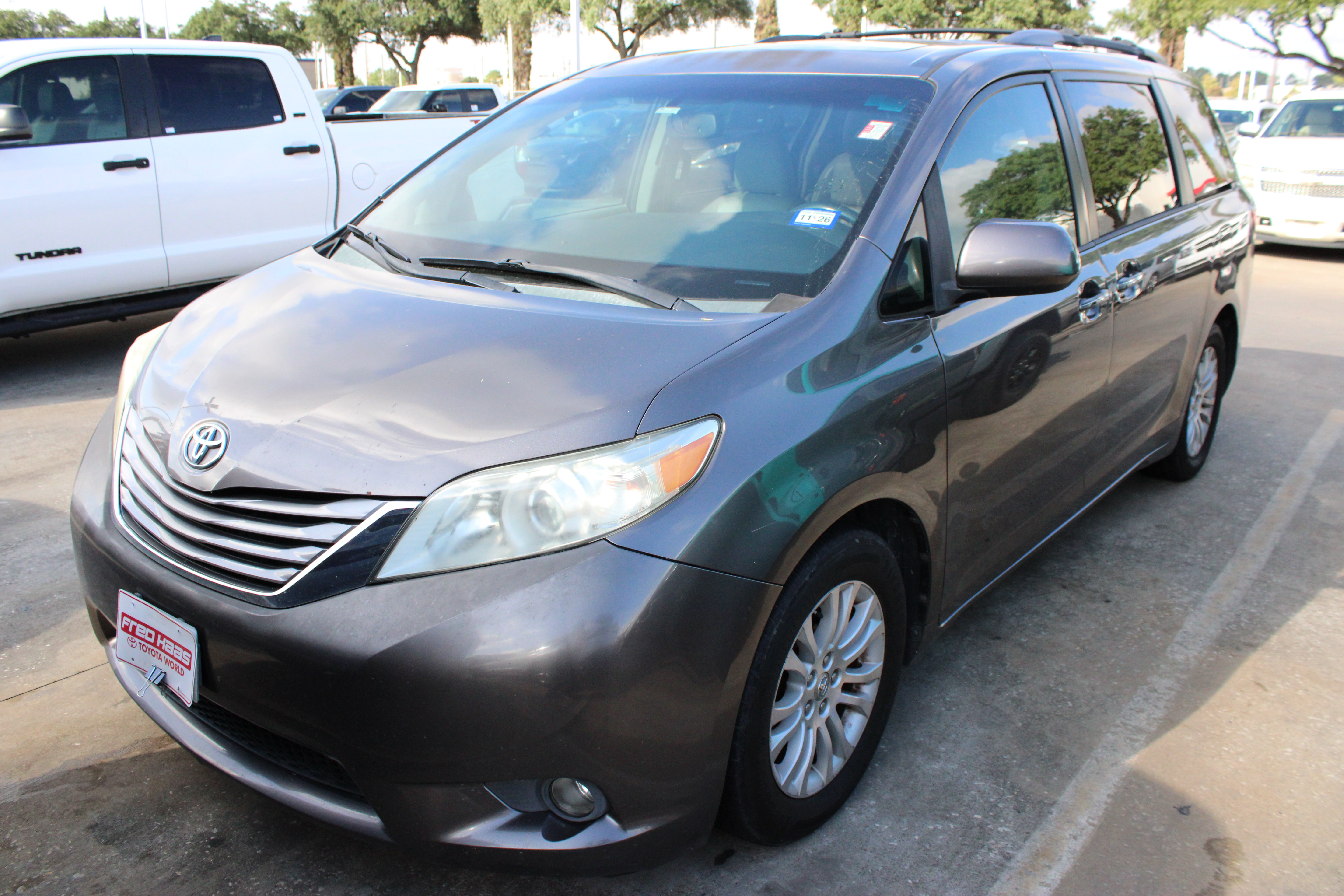 Used 2015 Toyota Sienna XLE w/ XLE Navigation Package FWD image 4