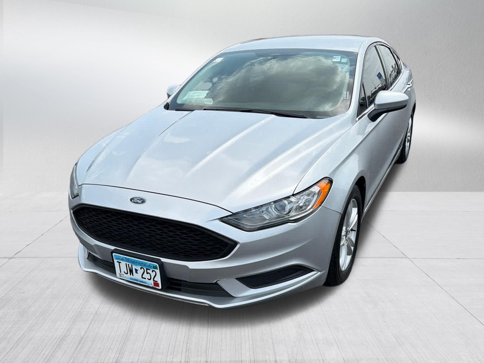 Used 2018 Ford Fusion SE w/ Fusion SE Technology Package FWD image 2
