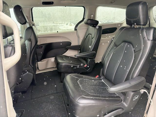 Used 2024 Chrysler Pacifica Touring-L image 12