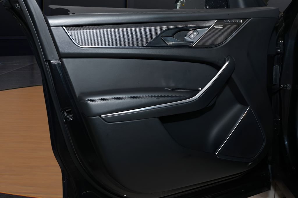 Used 2021 Jaguar F-PACE SVR image 22