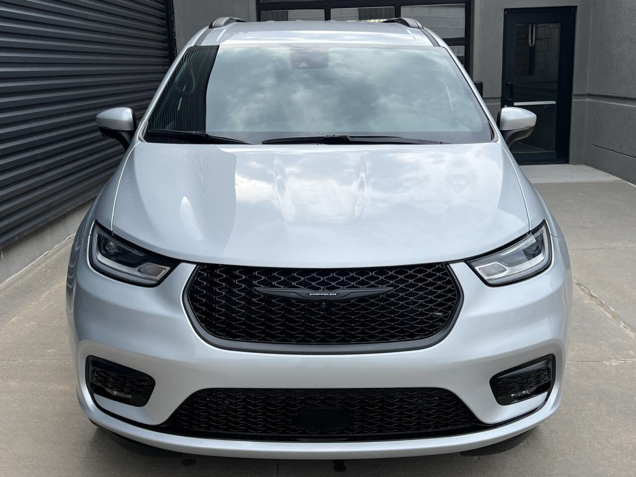 Used 2023 Chrysler Pacifica Touring-L w/ Uconnect Theater Family Group image 4