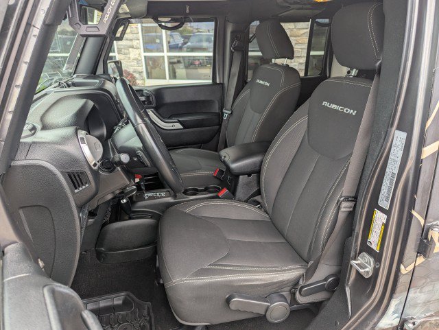 Used 2017 Jeep Wrangler Unlimited Rubicon w/ Connectivity Group AWD/4WD image 10