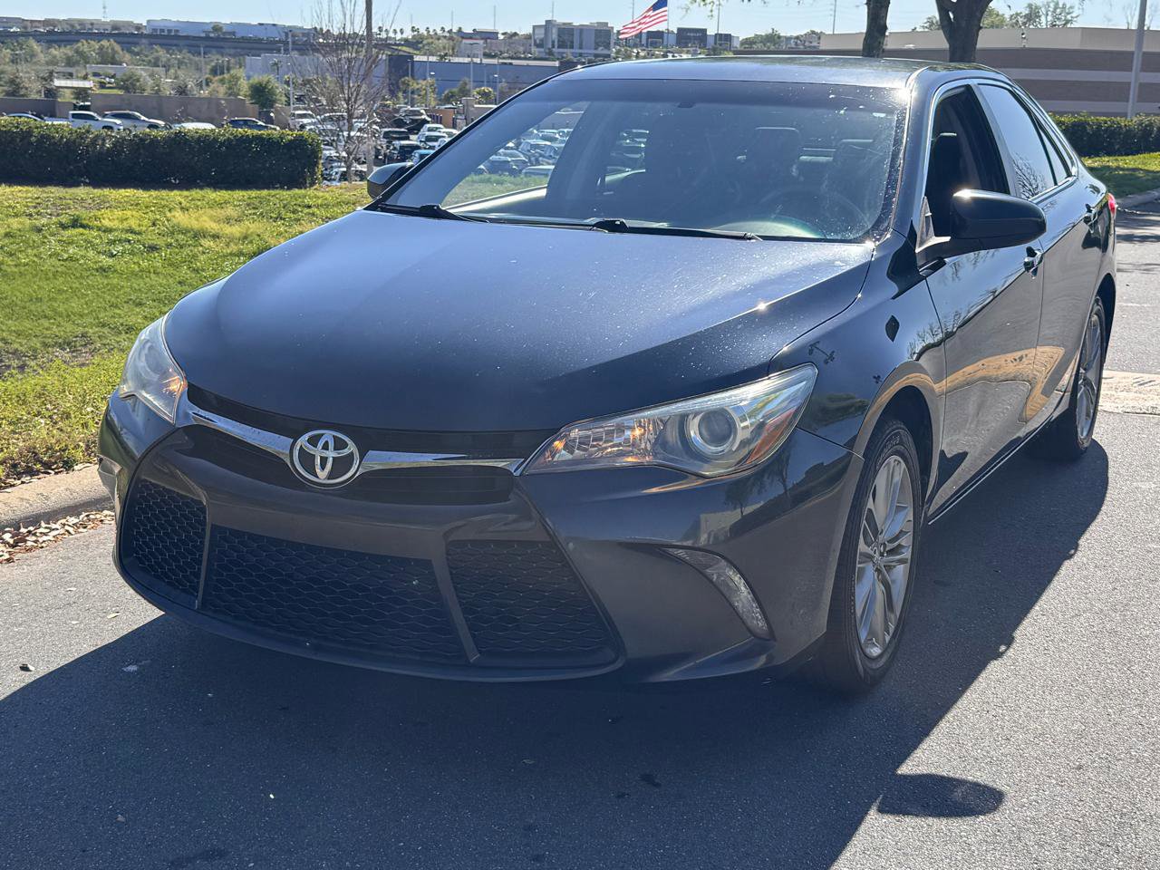 Used 2017 Toyota Camry SE image 3