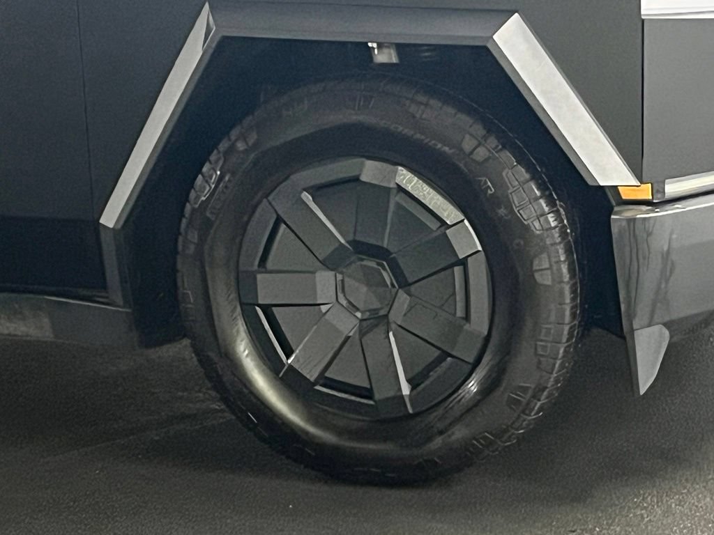 Used 2025 Tesla Cybertruck AWD Crew Cab image 40