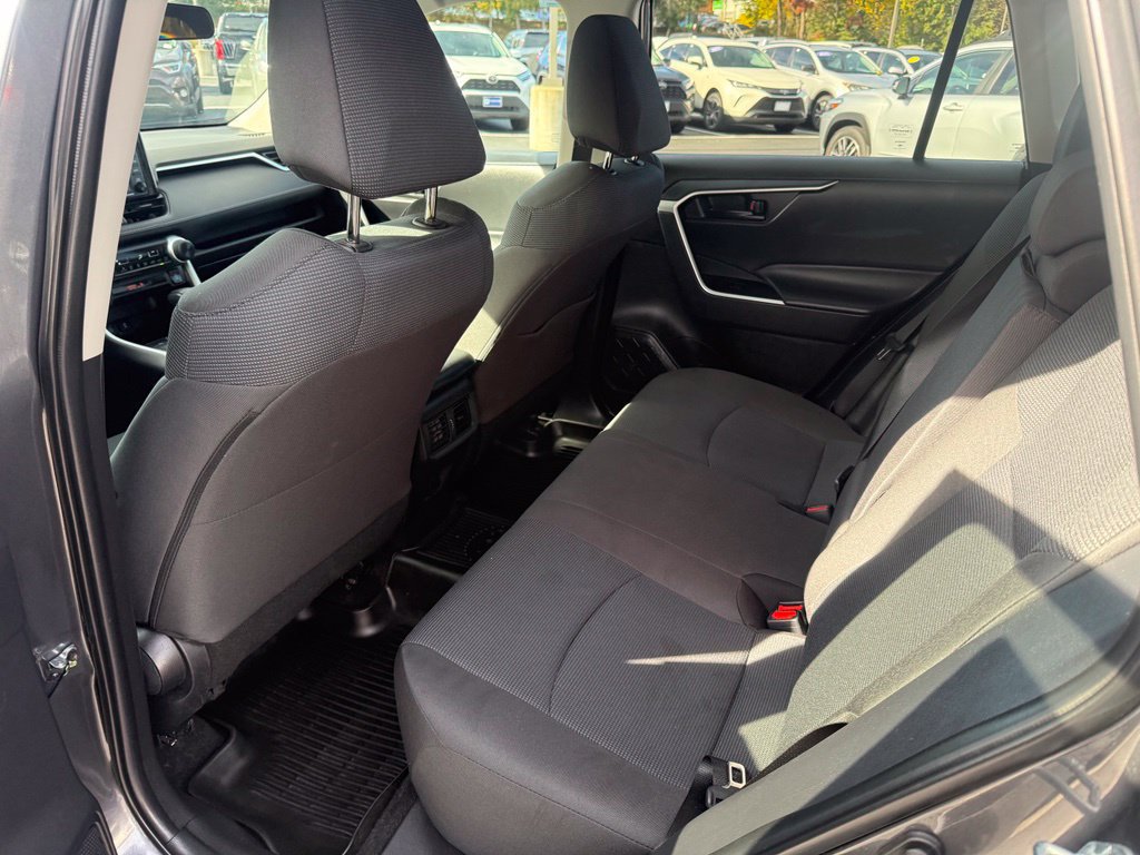 Used 2022 Toyota RAV4 LE AWD/4WD image 16