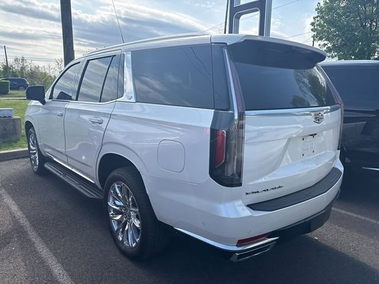 Used 2021 Cadillac Escalade Premium Luxury w/ Performance Package AWD/4WD image 3