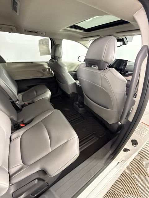 Used 2022 Toyota Sienna XLE FWD image 27