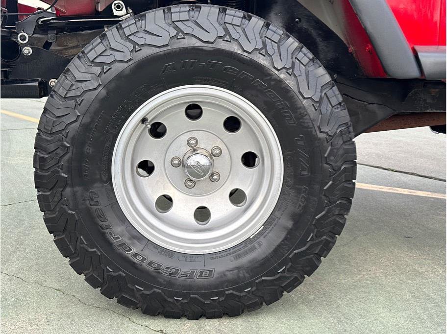 Used 2006 Jeep Wrangler Unlimited w/ Security Group image 19