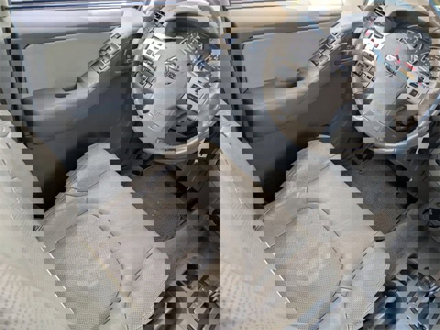 Used 2014 Nissan Frontier SL w/ SL Moonroof Package image 17