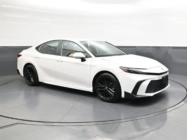 Used 2025 Toyota Camry SE FWD image 2