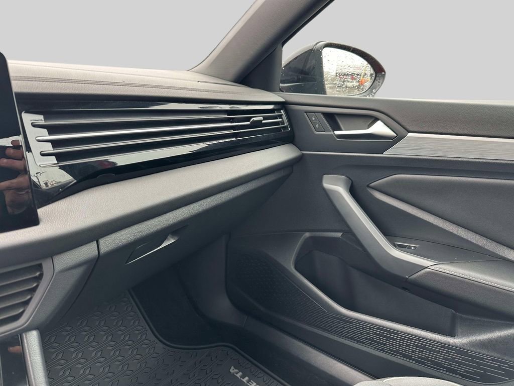 Used 2025 Volkswagen Jetta Sport image 32