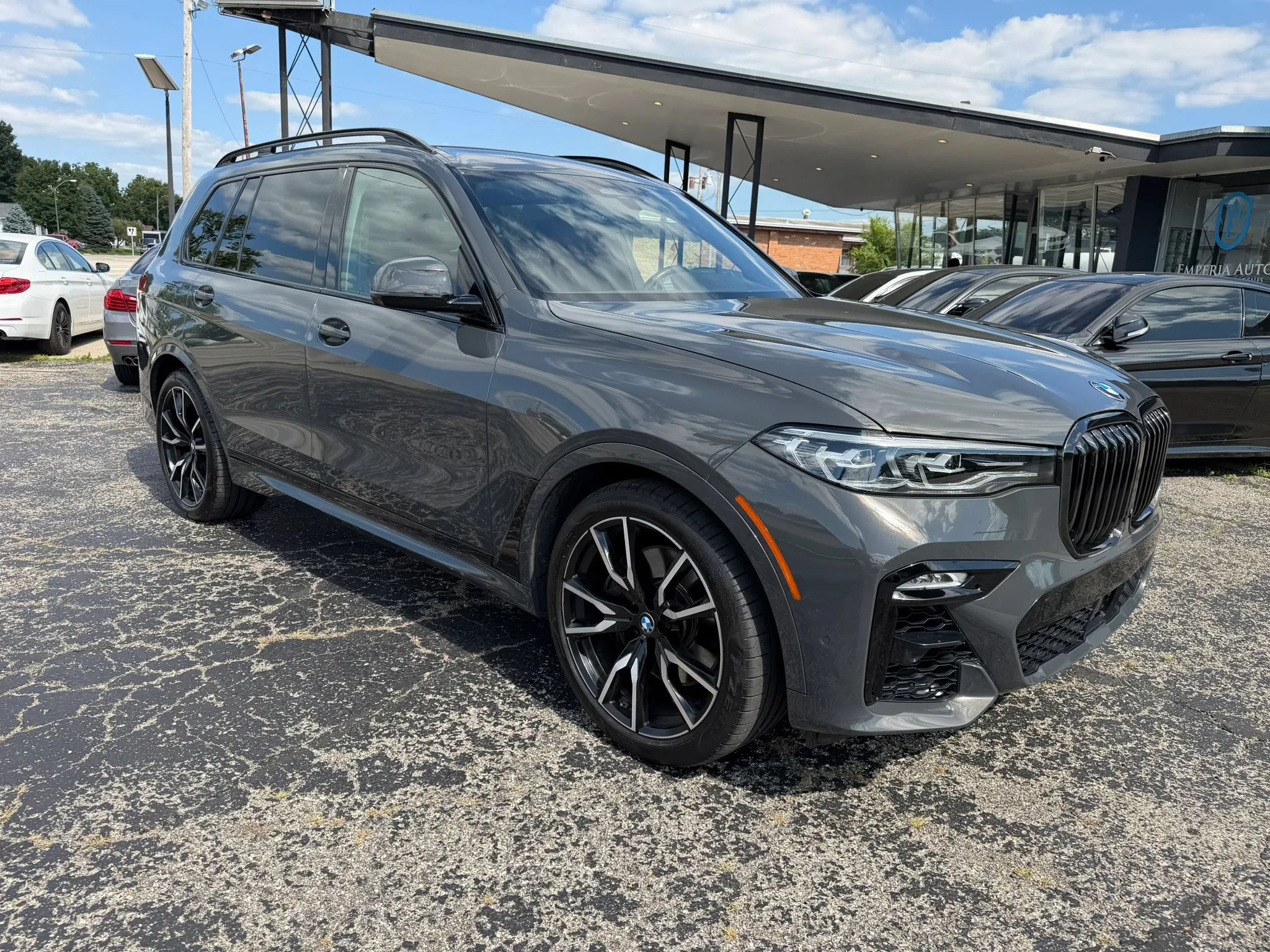 Used 2022 BMW X7 xDrive40i w/ M Sport Package AWD/4WD image 10