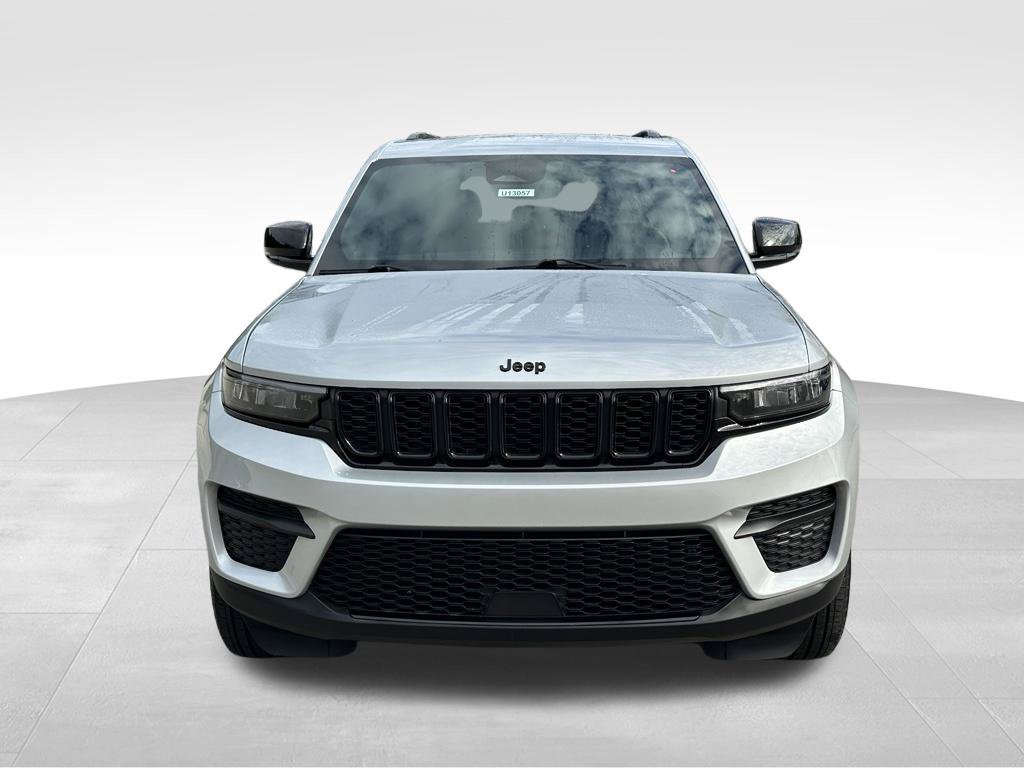 Used 2025 Jeep Grand Cherokee Altitude AWD/4WD image 4