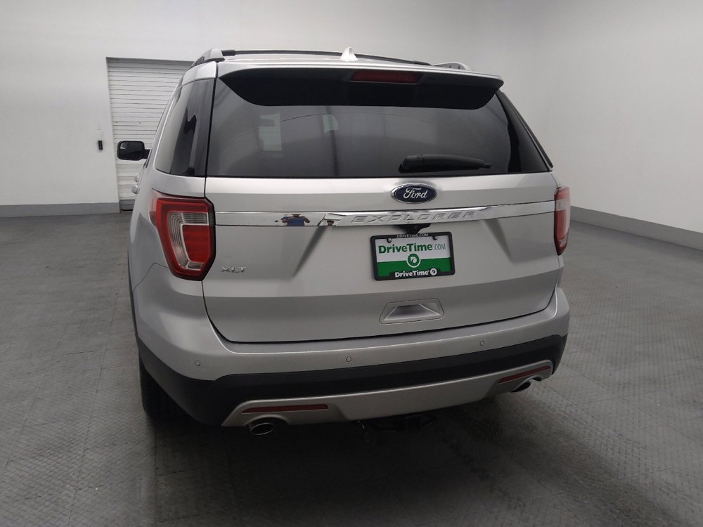 Used 2017 Ford Explorer XLT image 6