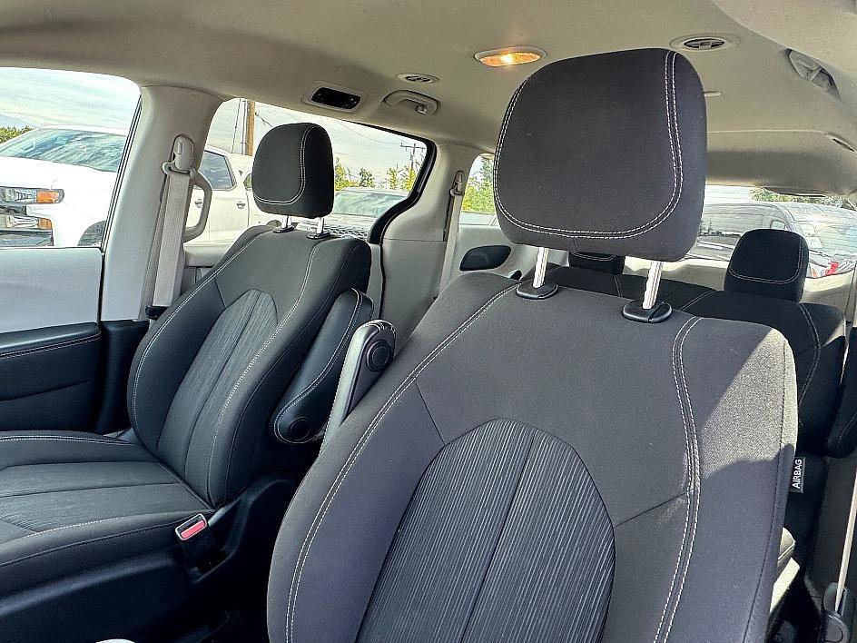 Used 2020 Chrysler Voyager L image 17