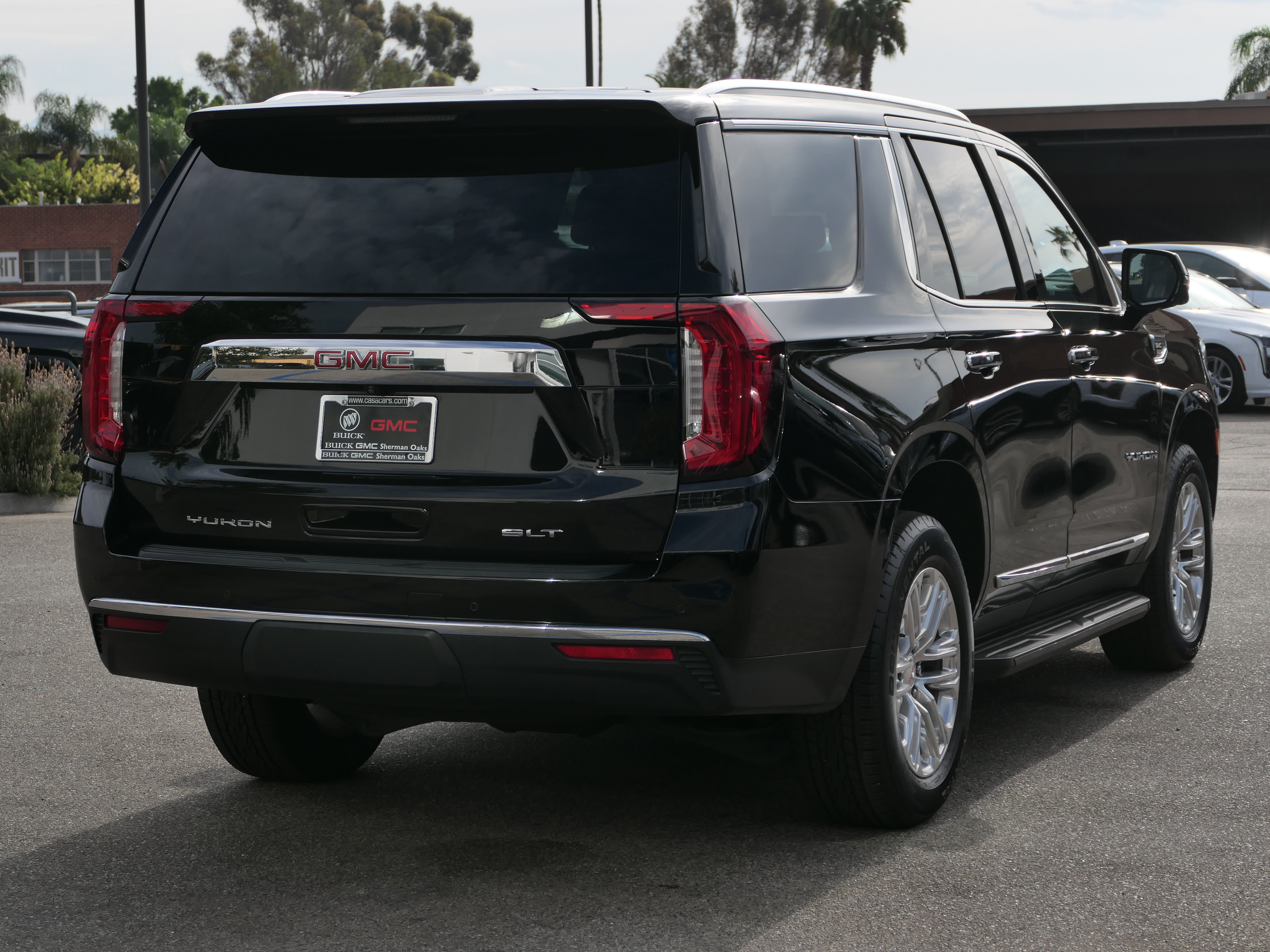 Used 2023 GMC Yukon SLT w/ SLT Premium Package AWD/4WD image 5