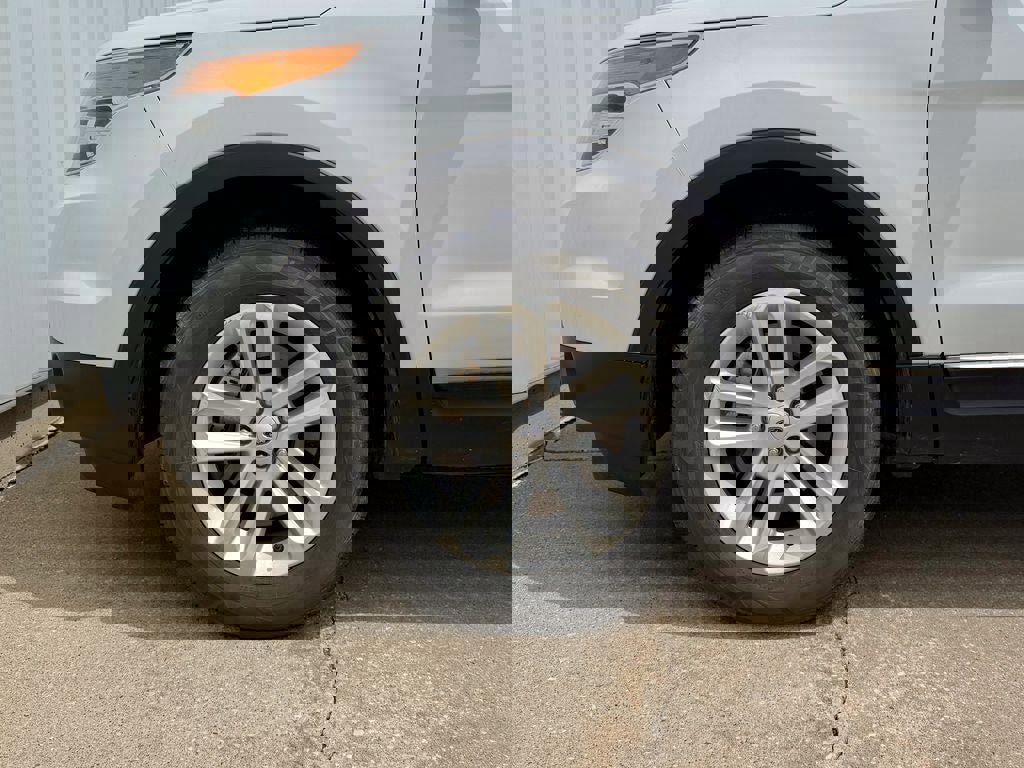 Used 2014 Ford Explorer XLT w/ Equipment Group 202A AWD/4WD image 29