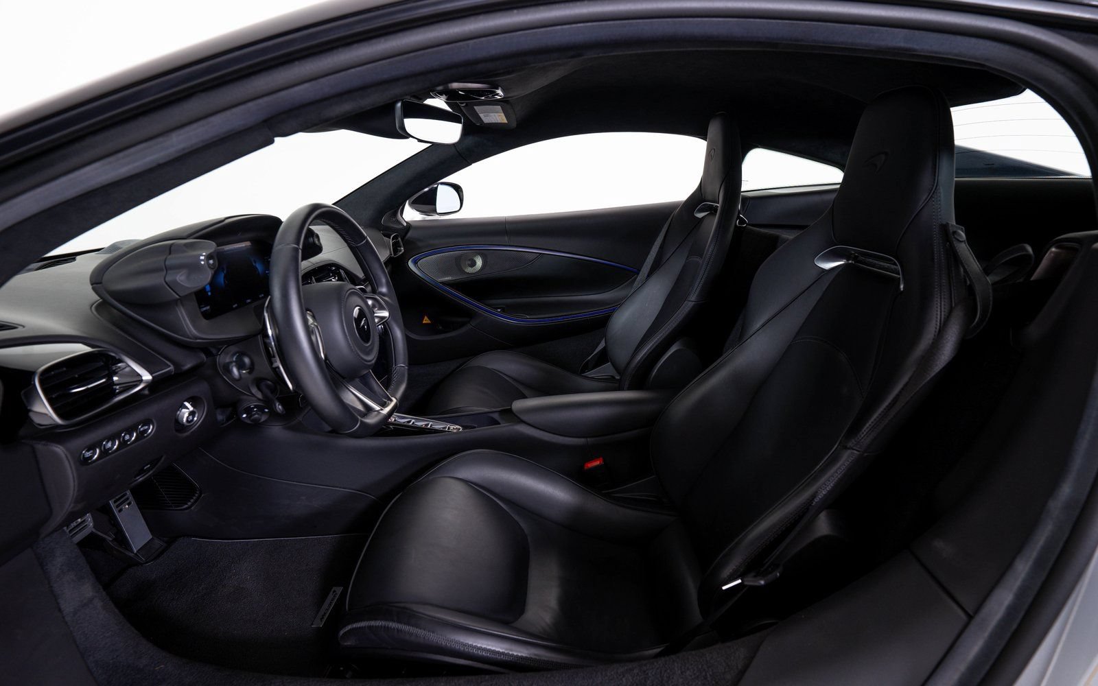 Used 2023 McLaren Artura RWD image 17