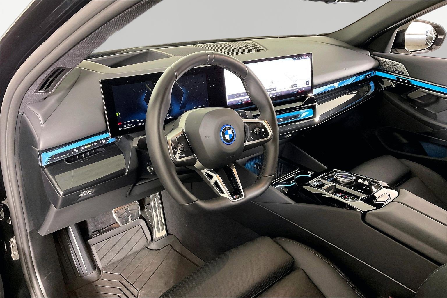 Certified 2025 BMW 550e xDrive w/ Premium Package AWD/4WD image 14