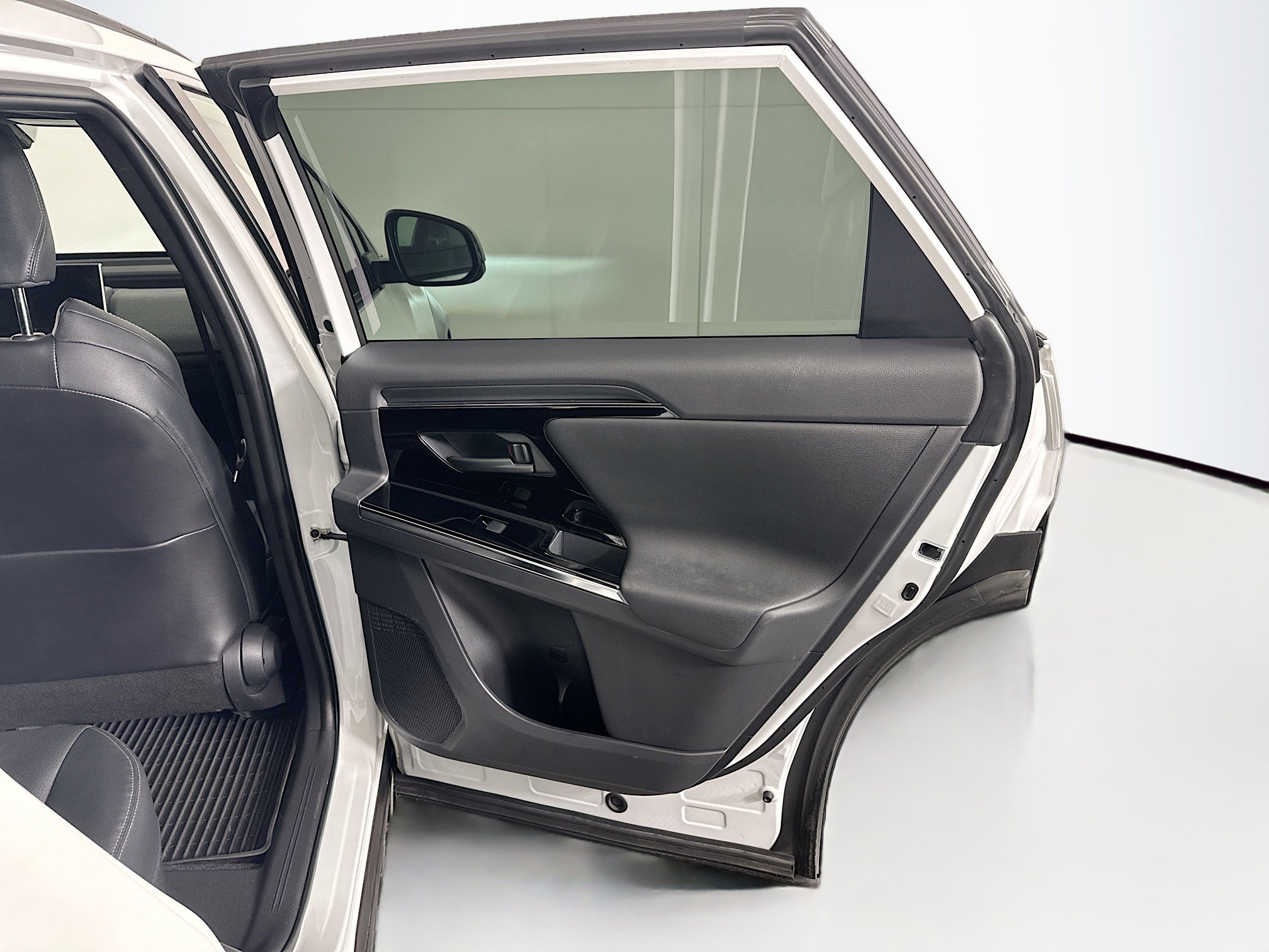 Used 2023 Toyota bZ4X Limited w/ Weather Package image 31