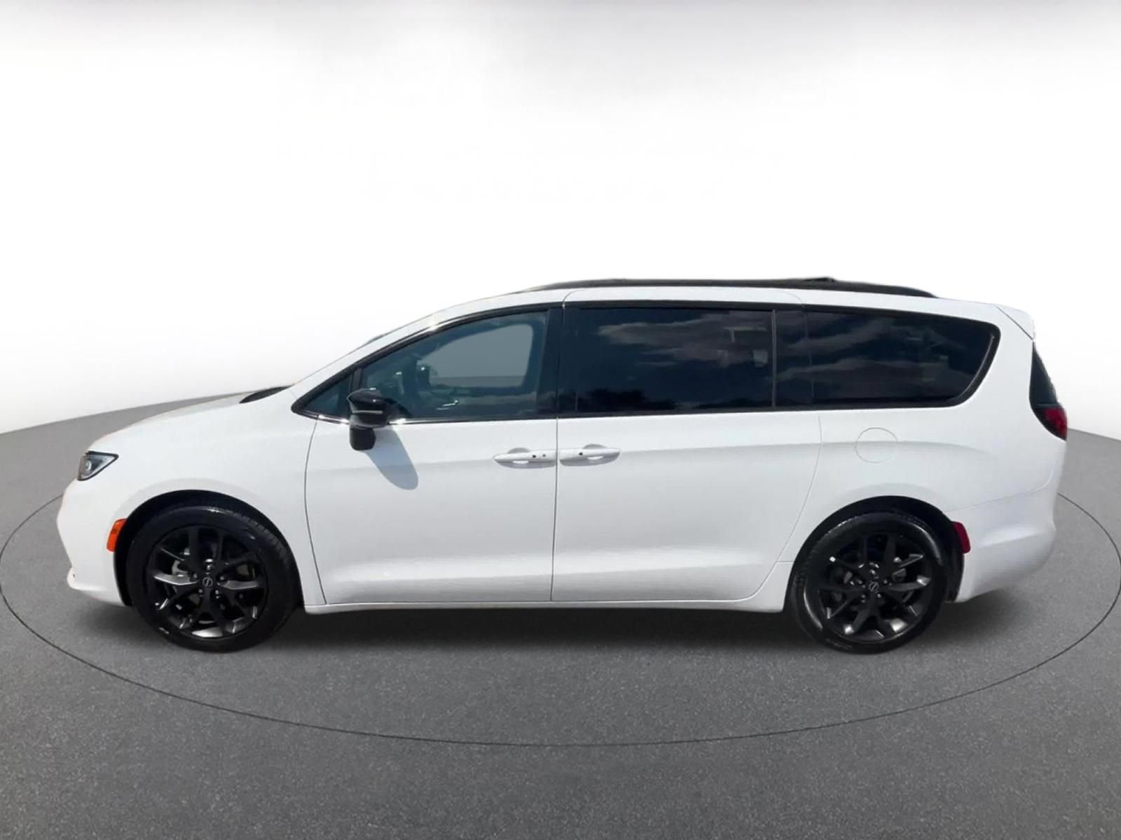 Used 2025 Chrysler Pacifica Limited FWD image 9